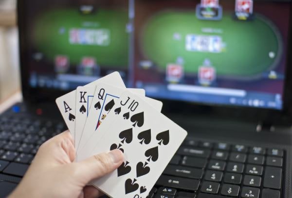jilievo မိုဘိုင်းဖုန်းမှ Casino ဂိမ်းကစားနေသော မြန်မာကစားသူ မြင်ကွင်း